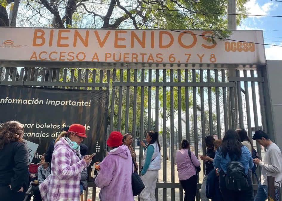 LuisaMiran27605's tweet image. TICKETMASTER ESTÁ COMETIENDO FRAUDE 

Están vendiendo boletos en taquilla a revendedores y armys ya comenzaron a mandar pruebas y fotos de esta injusticia, exortamos a todas a informar a Profeco de lo que está sucediendo
#BTS_WORLDTOUR_MEXICOCITY