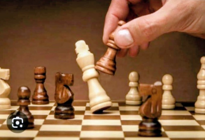 İnsan yaratıcısına bile nankör iken
Sana vefalı mı olur ? 
‘Piyon’ deyip geçme,
Gün gelir şâh olur....
Şâh'a da fazla güvenme, 
Gün gelir mat olur. 
Her şeyi oluruna bırak bak neler olur,neler olur... Allah ol der ve olur.