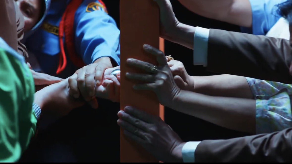 ช็อตนี้แม่งอีโมมากจริงๆ พวก 1% +ลิ่วล้อที่พยายามขัดขวางกันทุกทาง ใครกาด้วยเอเนอจี้มีความหวังอะไรก็เอาเลย ส่วนกูกาด้วยความแค้นล้วนๆ ซีนนี้ขึ้นมาน้ำตาไหล ไม่โกหก เป็นน้ำตาที่กลั่นมาจากความโกรธทั้งหมด