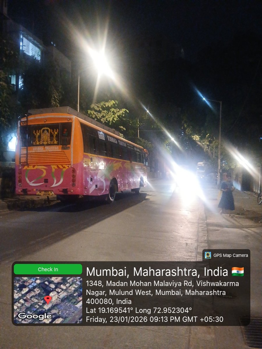 मुलुंड पश्चिम के वालजी लद्धा मार्ग पर विकास प्लाजो के आसपास बस वालो की मनमानी. नो पार्किंग झोन होने के बाद भी सड़क के दोनों किनारे बस पार्क करते है.जबकि इस मार्ग से बेस्ट की बस गुजरती है.कई अस्पताल है.
न बोलने पर बोलते है हम हर बस का 2000 रुपये प्रति महीना देते है.<a href="/MTPHereToHelp/">Mumbai Traffic Police</a>