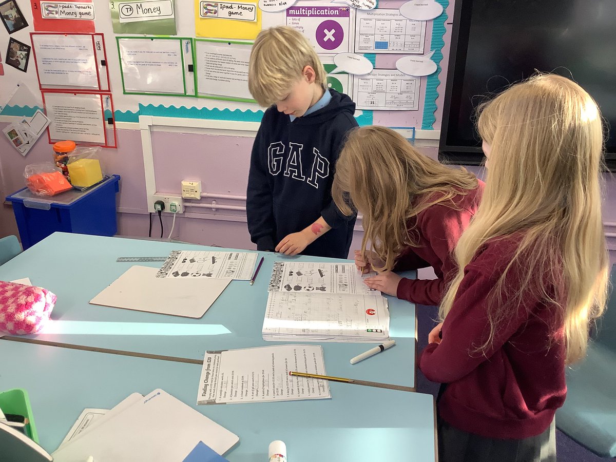 MrsCowanP4_5's tweet photo. Magical maths today as P4/5 continue learning about money π΄ @TownheadPS #Finance #learningaboutmoney https://t.co/5cNWRAM7lL