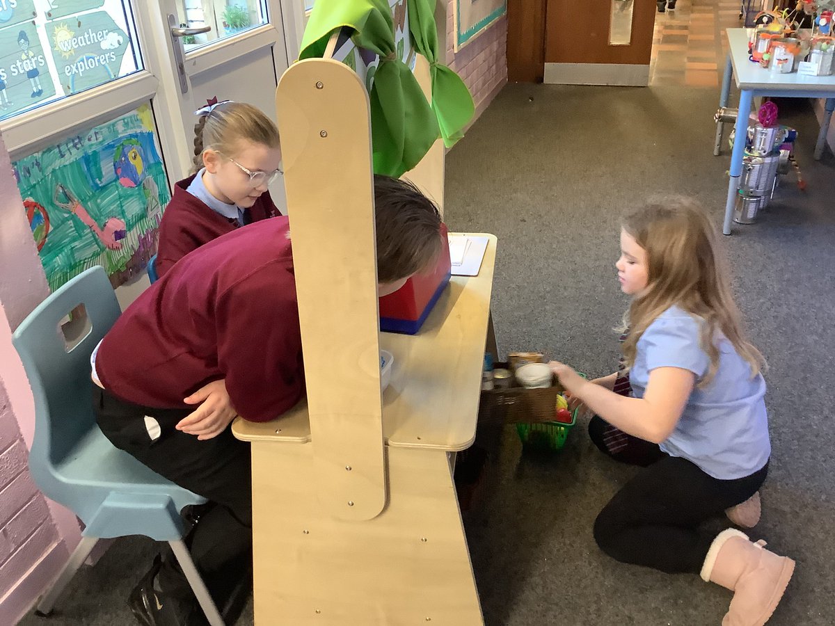 MrsCowanP4_5's tweet photo. Magical maths today as P4/5 continue learning about money π΄ @TownheadPS #Finance #learningaboutmoney https://t.co/5cNWRAM7lL