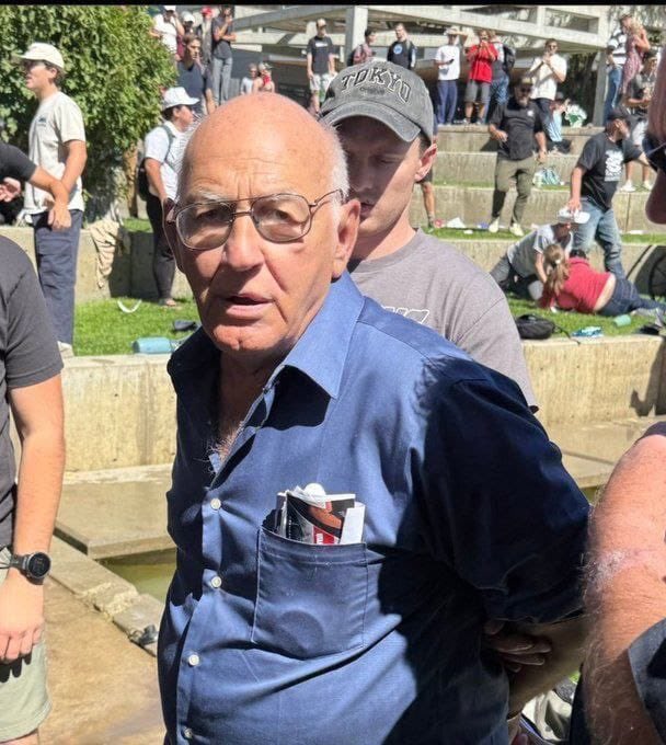 This is GEORGE ZINN, a Jewish American citizen.

After Charlie Kirk was shot, Zinn approached police officers and repeatedly shouted claims like, “I shot him, now shoot me!”

Zinn later admitted that he yelled the false confession specifically to draw attention away from the real