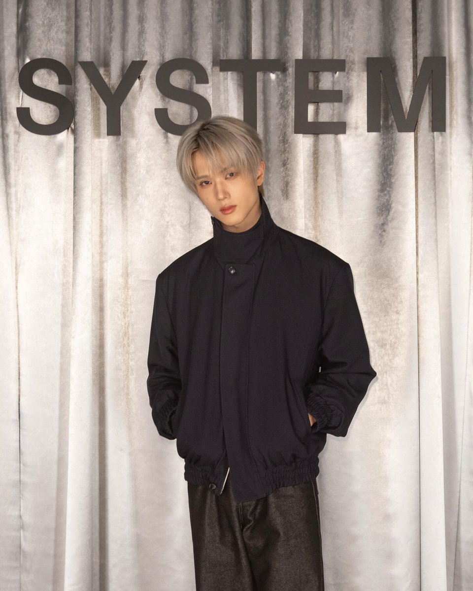 BABYJISUNG_TH's tweet image. 260123 SYSTEM__1990 IG UPDATE #JISUNG (1)

"SYSTEM FALL WINTER 2026 COLLECTION “Nowhere Neat”

ขอขอบคุณเป็นพิเศษแก่แขกรับเชิญของเรา NCT Jisung สำหรับการร่วมเป็นส่วนหนึ่งของโมเมนต์นี้"

🔗 instagram.com/p/DT28VYgEWQU/…

JISUNG AT SYSTEM FW26 #SYSTEMFW26xJISUNG