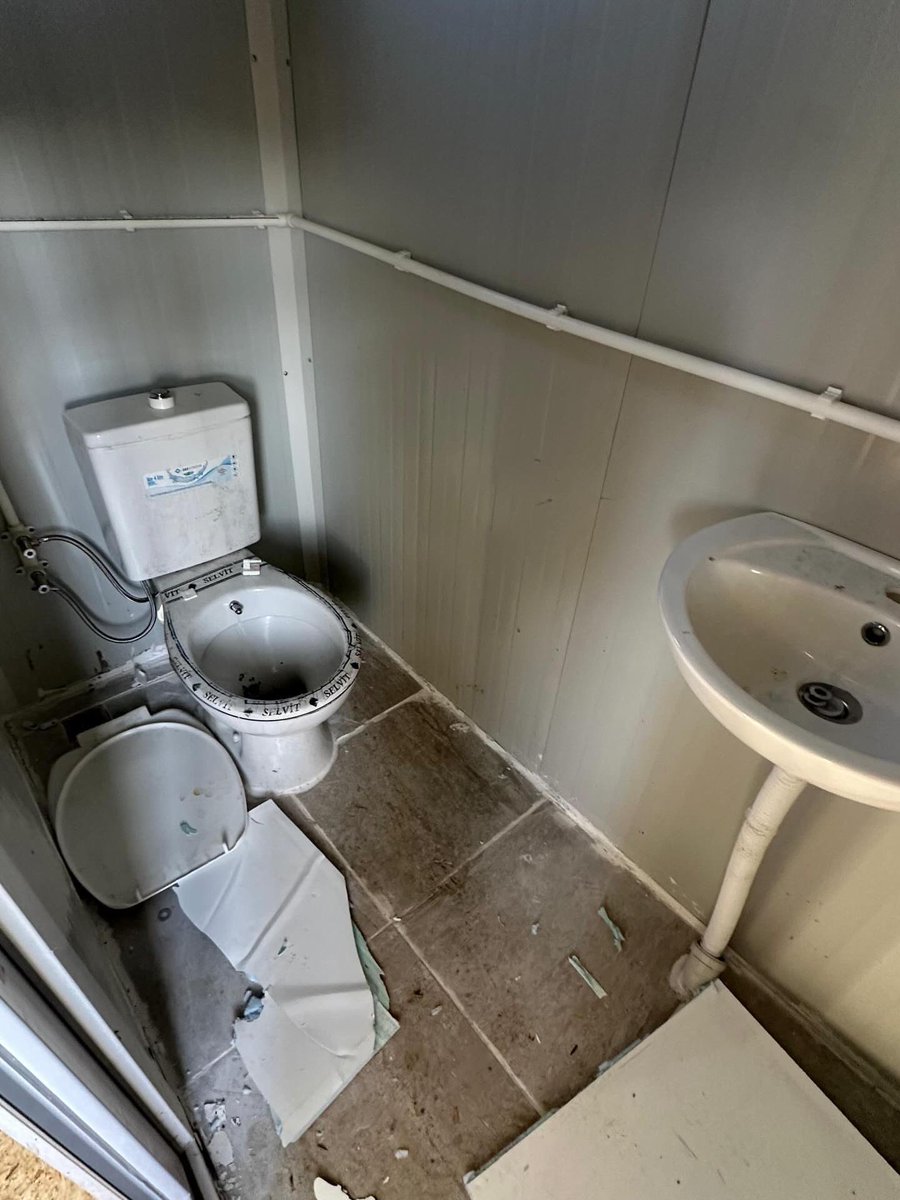 Bayraklı Belediyesi, yapımı süren Ferdi Zeyrek Spor Tesisleri’nin kimliği belirsiz kişilerce tahrip edildiğini açıkladı.