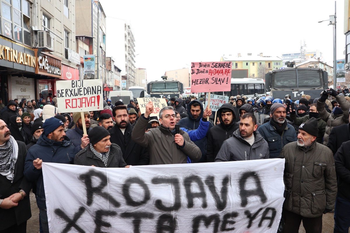 SinemSeven30's tweet image. Bugün Ağrı (BAZID) Rojava için yapılması planlanan  yürüyüş için kolluk kuvvetleri bütün kenti ablukaya aldı. 

Bazid halkı rojava için ayakta. Hiçbir güç Kürt halkının iradesinden büyük değildir. 
 #RojavaDefend 
#Rojava 
#RojavaXetameYaSore