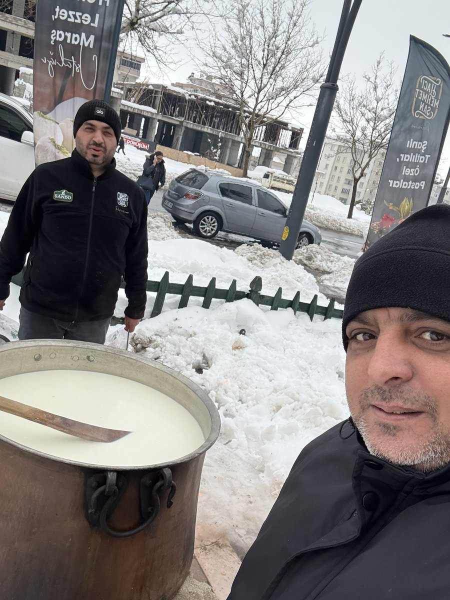 ayk4646's tweet photo. #kar 
 #kahramanmaraş
#sahlep 
Dün dondurma bugün salep. Kahramanmaraş ta soğukta ne iyi giderse o ikram…
Daha pişmeye yeni başlamıştı ama istediğimiz an içebileceİmizi biliyoruz. https://t.co/ATLt4zku4B