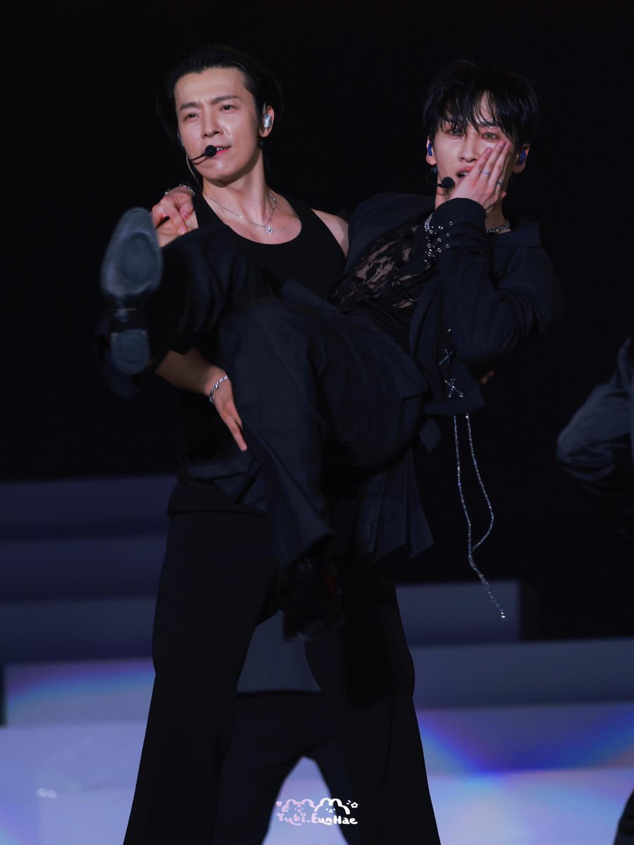 bunnyhyukkie's tweet image. what a good looking pair of people