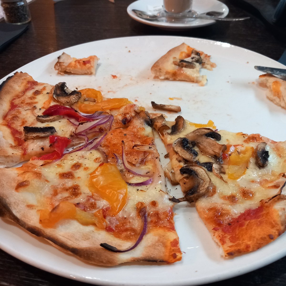 Over the winter we tend to eat out more as the weather limits our options. We're lucky to have a choice of eateries with reasonably priced lunch specials. This weeks treat was 3 courses for £9.95. Skins, followed by pasta/pizza then ice cream/coffee. My half eaten pizza was 😍