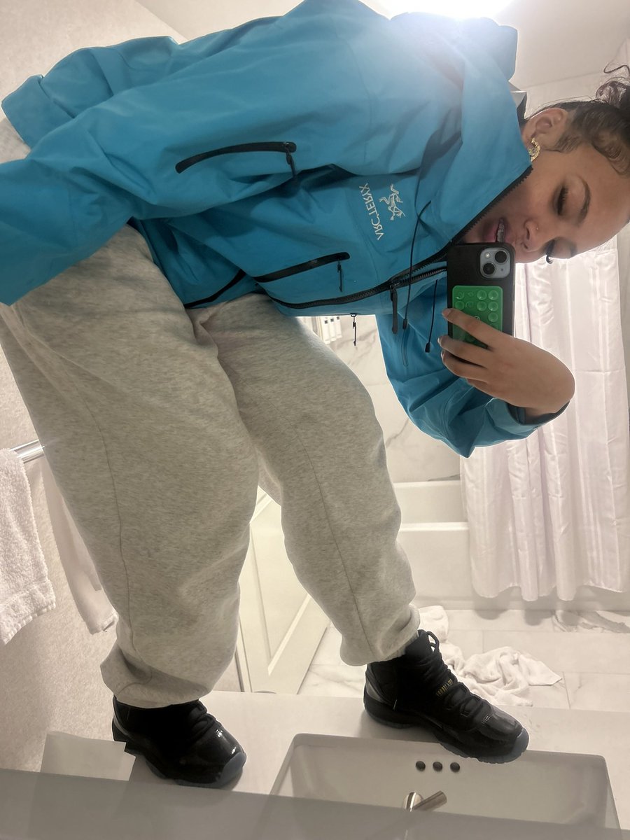 boroxobama's tweet photo. sometimes u gotta stand on the sink https://t.co/kx2CIv15M6
