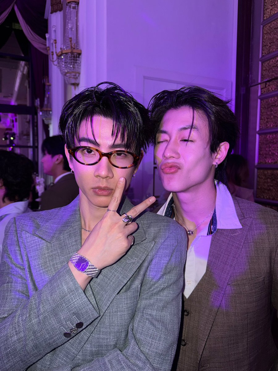พี่ตี๋ น้องตี๋

(มีคนในงานเดินมาบอกว่ายืนด้วยกัน บอกพี่น้อง ก็เชื่อ)