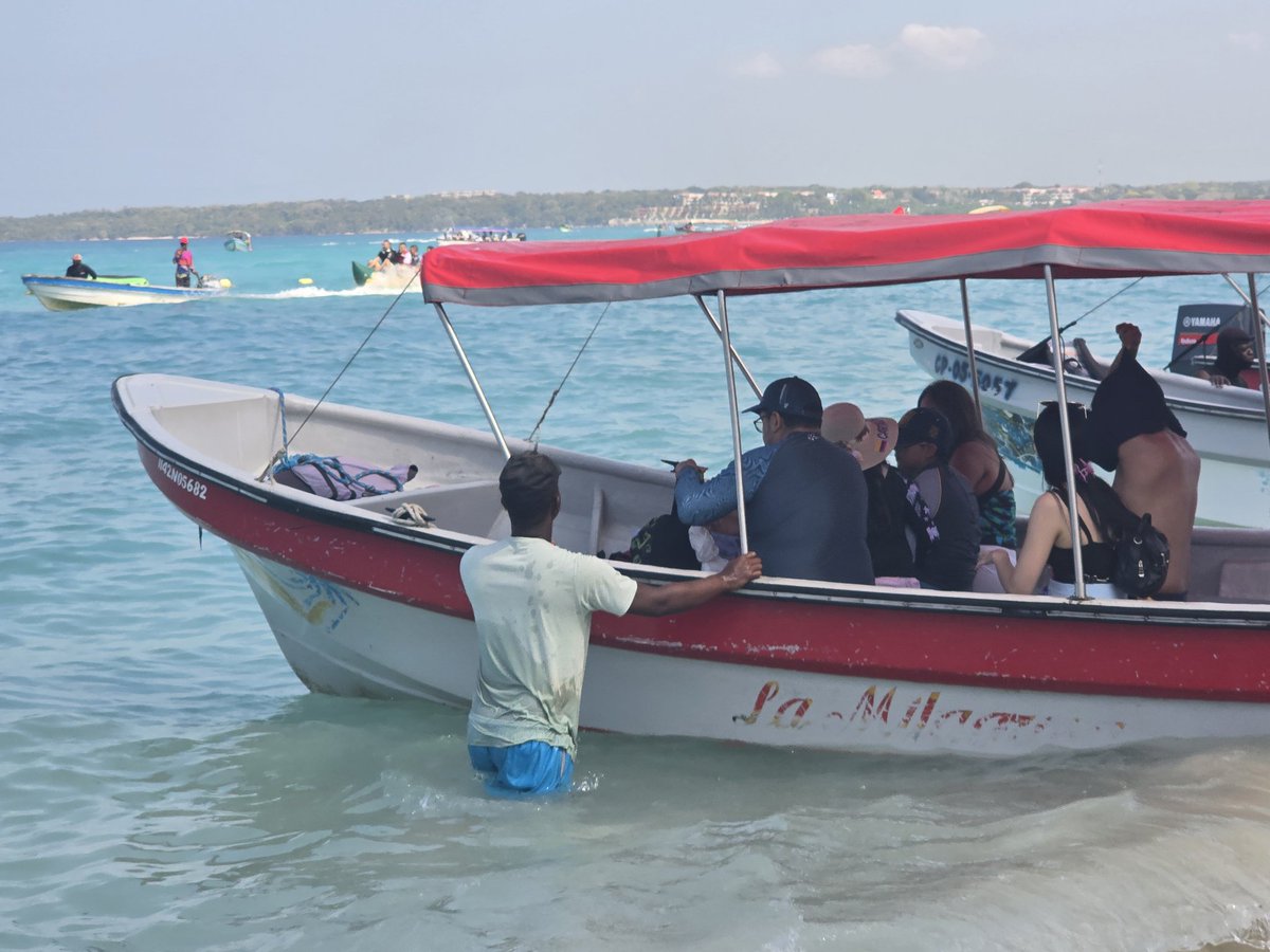 Lanchas se meten a la zona de baño en  playa blanca en isla Baru <a href="/AlcaldiaCTG/">Alcaldía de Cartagena</a> <a href="/PoliciaCtagena/">Policía Metropolitana de Cartagena de Indias</a>  hacer presencia urgente