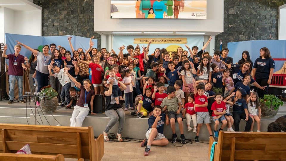 En Chile, 🇨🇱 la Escuela Cristiana de Vacaciones no sólo lleva aprendizaje y enseñanzas bíblicas a niños y sus familias, sino que también forma líderes. ❤️📖🙌🏽
Conoce cómo esta iniciativa transforma vidas y fortalece la misión 🙏🏾 en esta nota. 👉🏼 buff.ly/UReXtE8