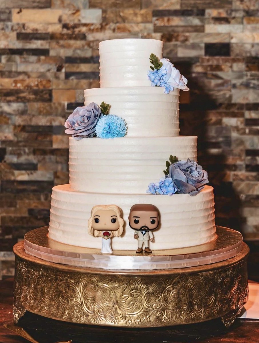 Fun times ahead! 🎂🥂

📸 @knotandcoevents 

#EddasCakes #WeddingCake