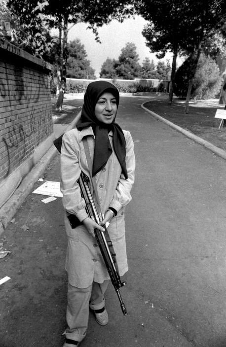 Shahinlooo's tweet image. She climbed the US Embassy wall, took many American hostages, and was ready to shoot Americans, yet her kids live in the USA... WOW !

@LindseyGrahamSC 
@realDonaldTrump 
@LauraLoomer 
@JasonMBrodsky 

#IranMassacre #IranRevolution2026 #KingRezaPahlavi