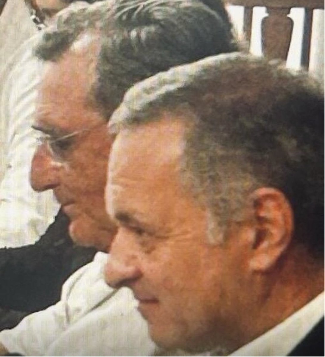 Alfredolara29's tweet photo. Se viene Armando

El silencio del presidente del Directorio nacionalista, Álvaro Delgado, en el tema CEFIR y los rumores sobre una negociación oculta con el gobierno de Orsi por la embajada en los Estados Unidos,"debe aclararse en forma urgente porque es intolerable, lapidario para el futuro de Álvaro", dijo una alta fuente blanca.

Varios dirigentes creen que el ex ministro de Defensa Armando Castaingdebat, integrante del Directorio blanco, es quien tiene el perfil para presidir el organismo partidario en este momento y están dispuestos a pedirle la renuncia a Delgado, para suplantarlo por el dirigente de Flores, según otras fuentes partidarias.

Las presiones que están ejerciendo otros dirigentes blancos sobre Alvaro Delgado para que explique su silencio respecto a la reunión del instituto privado CEFIR con el presidente de la República, Yamandú Orsi, tienen al Partido Nacional en vilo, entre comentarios y sospechas, según informaron dichas fuentes.

El Directorio blanco vuelve a reunirse recién en febrero, pero el silencio de Delgado sobre la reunión con Orsi del ex candidato presidencial nacionalista, Alberto Volonté, presidente del CEFIR, junto a otros dirigentes que integran el instituto privado, como Álvaro Padrón, secretario ejecutivo del CEFIR, ha levantado muchas dudas e incertidumbres entre los blancos, según se recabó de fuentes confiables.

Padrón, ex presidente del sindicato de UTE, es asesor honorario del presidente Orsi, según él mismo ha confirmado, e integra el Instituto Lula de Brasil, en donde ha trabajado durante muchos años.

La pregunta, que muchos se hacen ahora, es sobre la ética y la conveniencia de que un asesor del presidente Orsi trabaje gratuitamente, mientras obtiene sus ingresos de organismos privados internacionales, con intereses diferentes al de nuestro país.

Distintas informaciones indican que, tanto la Unión Europea como países y empresarios de la región, además de nuestro Congreso de Intendentes, son aportantes al CEFIR.

Asimismo, distintas versiones han señalado que ese mismo asesor trabaja desde hace años para el Instituto Lula de Brasil. ¿Está bien que un asesor del presidente de la República en temas internacionales trabaje en una institución privada del presidente de otro país?

Uno de los empresarios mencionados como aportantes al CEFIR, Alejandro Bulgueroni, de los hombres más ricos de Argentina, dueño de la petrolera Bridas, es un fuerte inversor en grandes emprendimientos en Uruguay, como Bodegas Garzón en el departamento de Maldonado, el mega tambo Estancias del Lago en Durazno, y el gasoducto Cruz del Sur, en sociedad con ANCAP y otras empresas internacionales, que suministra gas natural desde Argentina a Colonia, San José, Canelones y Montevideo desde hace más de 20 años.

Asimismo, es conocida en ámbitos locales la fuerte relación personal que existe entre Bulgheroni y el presidente del CEFIR, Alberto Volonté, de larga data.

Bulgheroni ha sido un importante contribuyente de los partidos políticos uruguayos durante los períodos electorales del siglo 21 y tuvo relaciones personales con los ex presidentes Tabaré Vázquez y José Mujica, quien destacó que eran amigos"aunque pensamos distinto; él no puede pensar como yo ni yo puedo pensar como él".

También son ampliamente conocidos en círculos políticos y empresariales los nexos políticos y de amistad que existen desde hace años entre Volonté y el actual presidente del Directorio nacionalista, Álvaro Delgado.

El Directorio blanco

Los temas mencionados serán objeto de conversación entre los dirigentes blancos en los tradicionales encuentros veraniegos que se realizarán en los próximos días, por lo que se esperan definiciones importantes en las próximas semanas.

La preocupación que impera en muchos dirigentes es que "la presidencia de Álvaro en el Directorio estaba pensada para otro contexto. Los partidos políticos deben cambiar, es necesario reconfigurar el sistema político porque el mundo está cambiando a velocidades supersónicas", comentó un alto dirigente.

"Las decisiones y las formas de negociación del presidente norteamericano Donald Trump, obligan al aggionarmiento y a pensar también en un rol diferente para las Fuerzas Armadas en los aspectos geopolíticos", explicó la fuente.

"Delgado ha demostrado que no está en condiciones de liderar un partido de acuerdo al momento que se vive, el mundo va al galope y el Uruguay sigue al trote", agregó.

Ampliaremos.