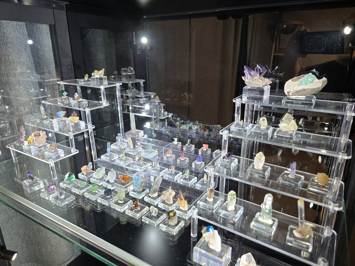 찻잔이랑 잡동사니(?) 일부 정리했다. 아직 완성까진 멀었지만.