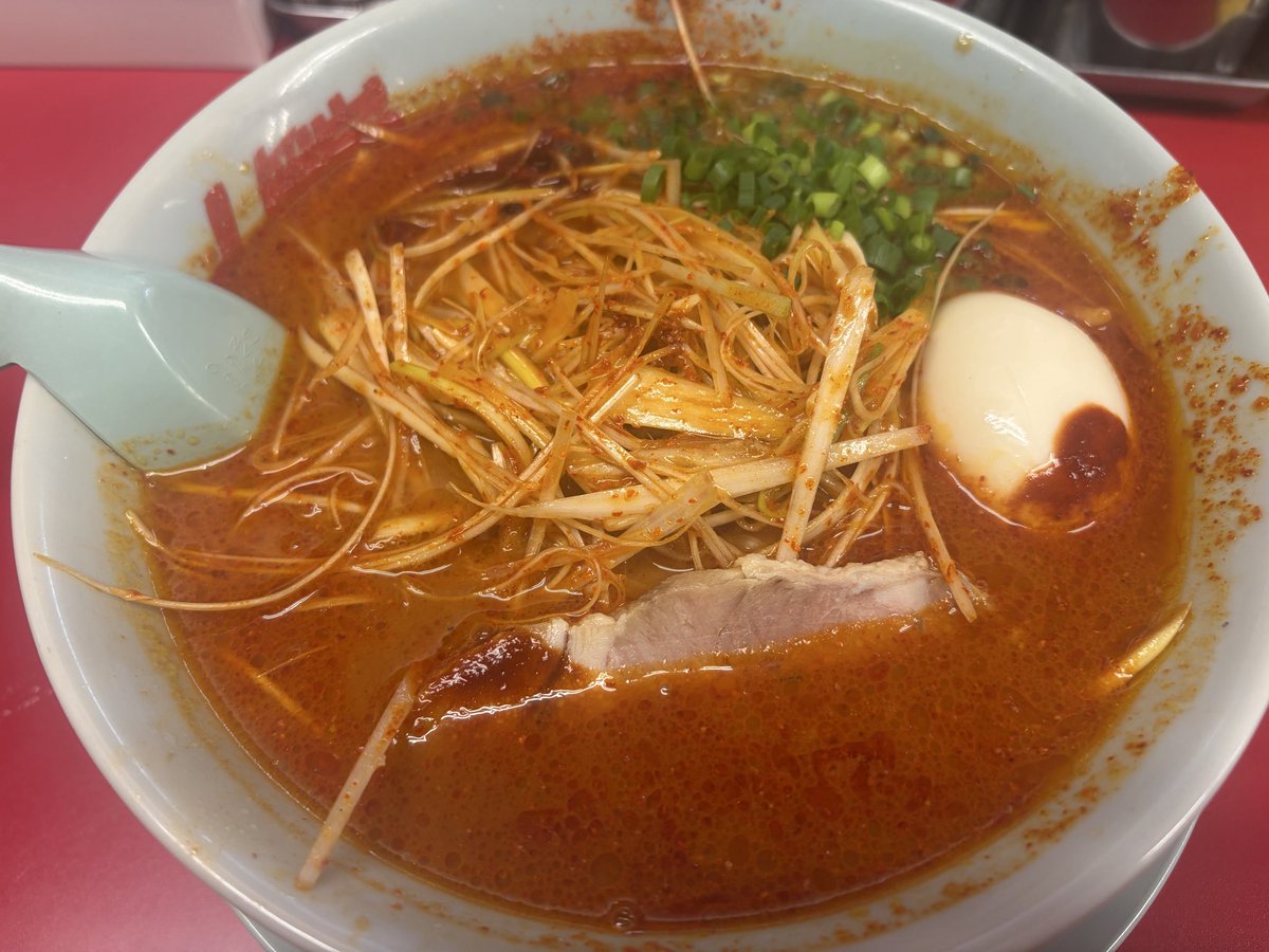 chapagame's tweet image. 今日は歩き狩りしてたら歩いてたらリア友からNowやりたいって連絡来たから寒い中やってた( ´›ω‹｀)
ラーメン食べいこうってなって人生初の山岡家🍜

ウルトラ激辛ラーメン食べてみたら味が濃すぎてあんまりだったww

次は普通の味食べよかな🫠

 #モンハンNow