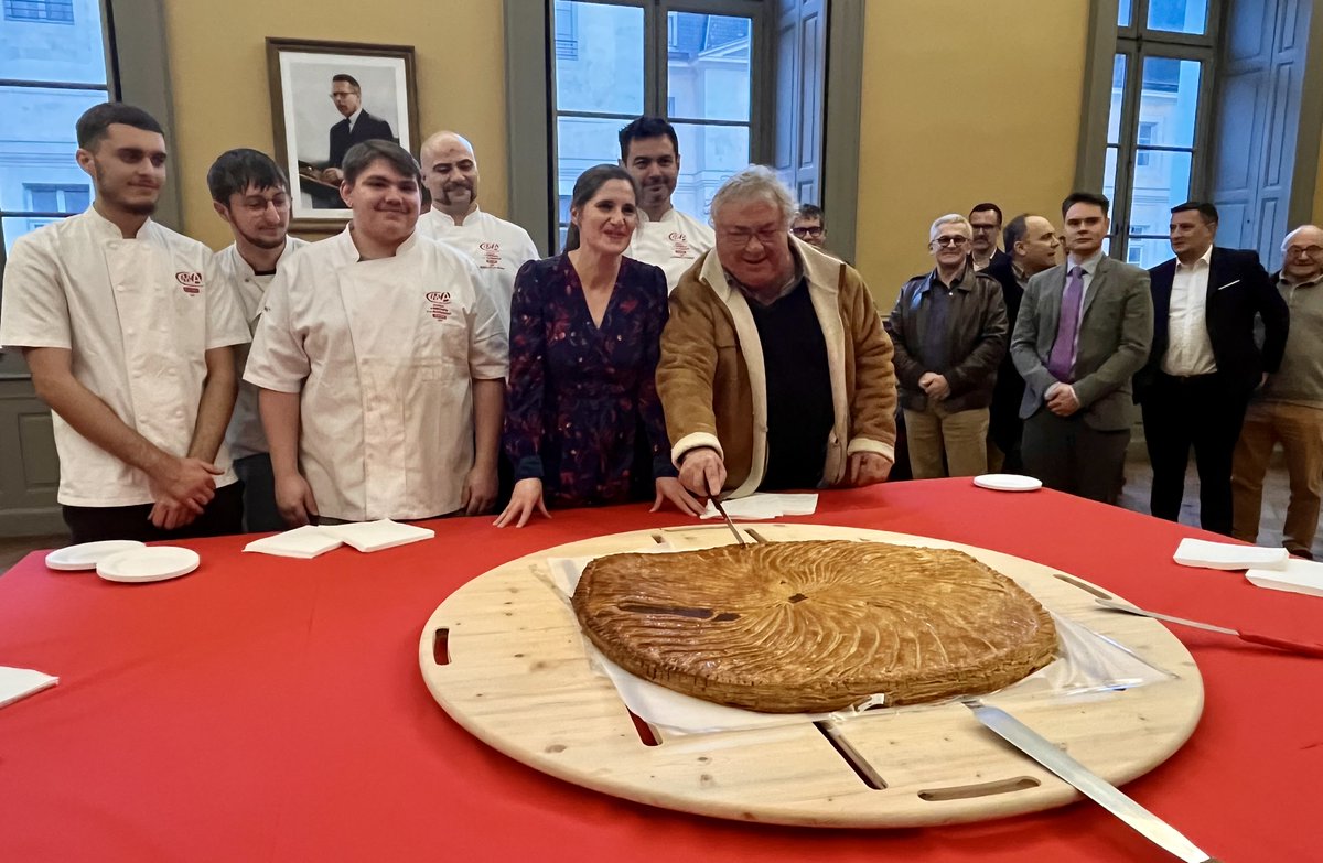 Image de Préfète du Lot - #Voeux2026 | Présentation à la préfecture du Lot de la traditionnelle galette confectionnée par les 