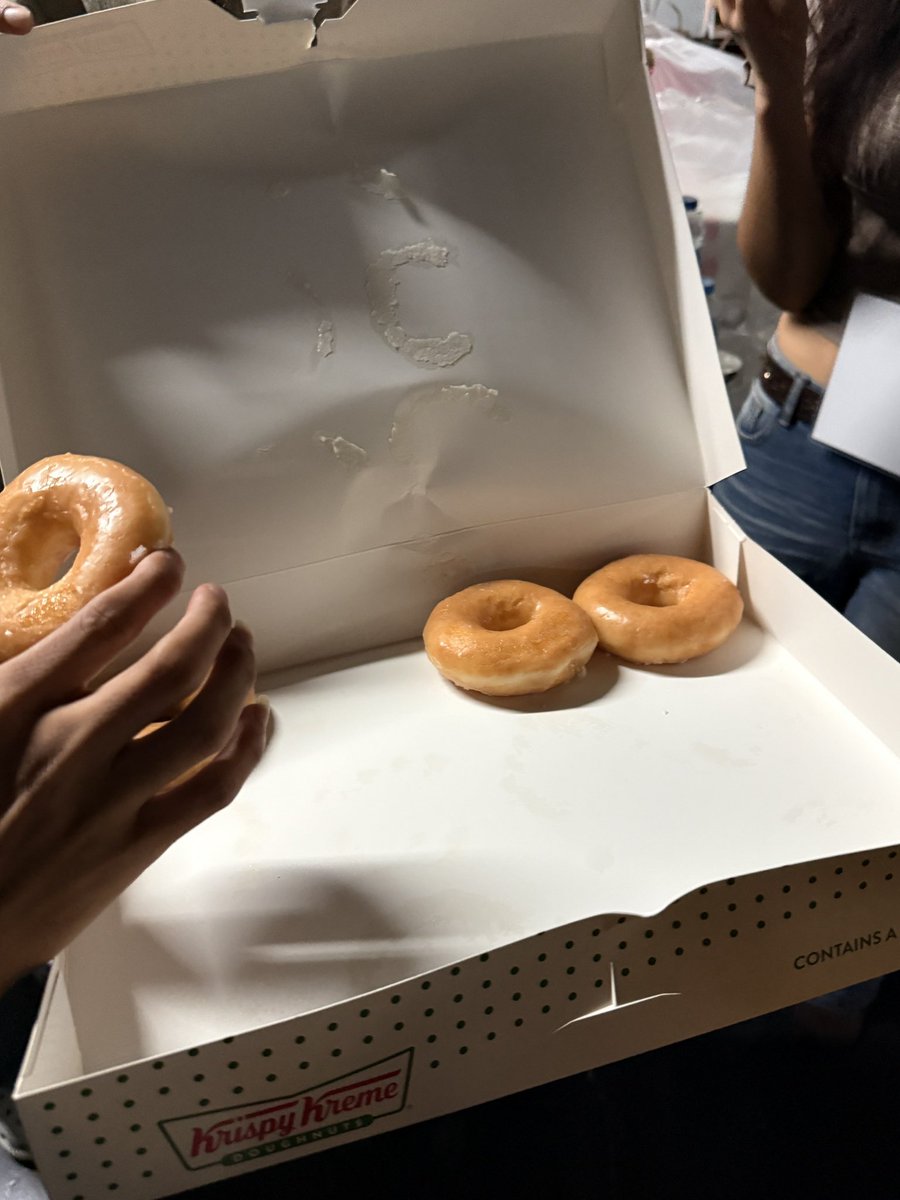 รู้แล้วทำไมวันนี้ไม่มีคนไปเฝ้าหะยิดข้างสนาม ปุ๋งไปดูละครนิเทศน้องๆแล้วก็เอาโดนัทไปเป็นกำลังใจให้ด้วย ความเคยเป็นพี่ฝ่ายแสงอะ ฮืออน่ารักมากเลยอะ ((น้องสาวเค้าที่ทำอยู่ฝ่ายแสงคาบข่าวมาอีกที วาสนามานมาก ไอคนไม่ติ่งเจอง่ายจิง😭))