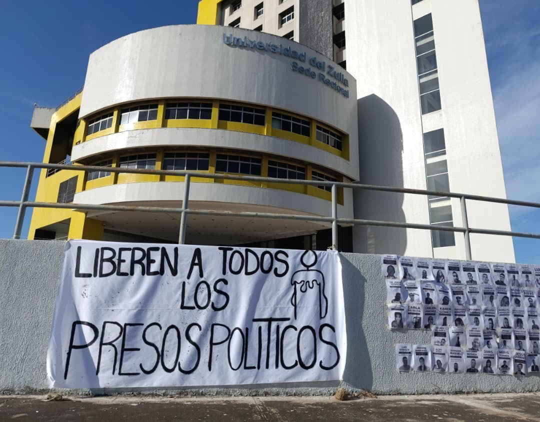 Gbastidas's tweet image. Este #23Ene estudiantes desplegaron pancartas en 11 universidades de Venezuela para exigir la liberación de todos los presos políticos:
LUZ – Zulia
UC – Aragua
UCAB – Caracas
UCLA – Lara
UCV – Caracas
UDO – Monagas
UDO – Nueva Esparta
UDO – Sucre
ULA – Mérida
UNELLEZ – Barinas