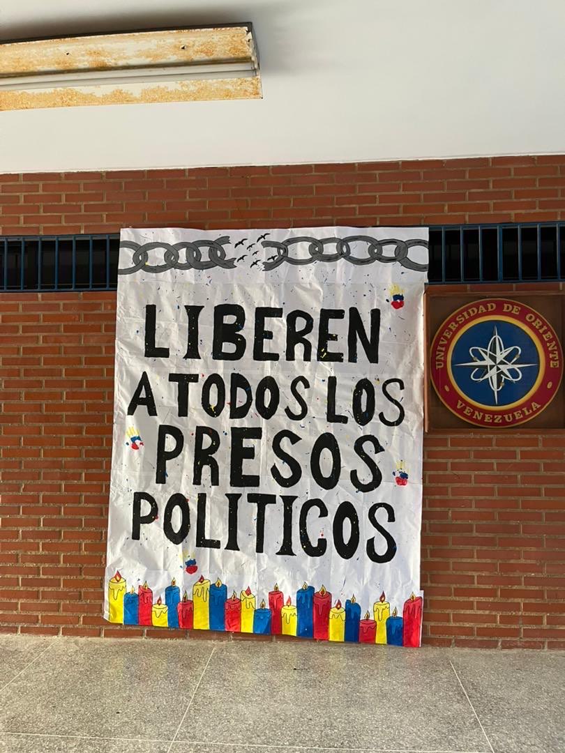 Gbastidas's tweet image. Este #23Ene estudiantes desplegaron pancartas en 11 universidades de Venezuela para exigir la liberación de todos los presos políticos:
LUZ – Zulia
UC – Aragua
UCAB – Caracas
UCLA – Lara
UCV – Caracas
UDO – Monagas
UDO – Nueva Esparta
UDO – Sucre
ULA – Mérida
UNELLEZ – Barinas
