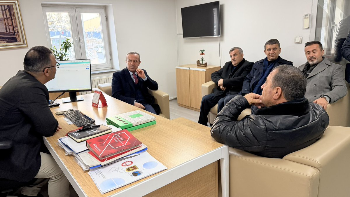 KayaZeydin's tweet photo. 📍 Hakkâri

🔹 Hakkâri Defterdarımız Sn. Mesut Çalışır ve Ziraat Bankası Hakkâri Şube Müdürümüz Sn. Ferdi Cananoğlu’nu makamlarında ziyaret ederek, yakın zamanda yaşamış oldukları vefatlar dolayısıyla taziyelerimizi ilettik.

🔹 Umre ibadetinden dönüş yapan Hakkâri İl Müftümüz Sn. Hüseyin Okuş’u makamında ziyaret ederek hayırlı olsun dileklerimizi sunduk.

🔹 Hastanede tedavi gören hastalarımızı ve yakınlarını ziyaret ederek geçmiş olsun temennilerimizi ilettik.

Vefat eden merhumlara Allah’tan rahmet, kederli ailelerine sabır, hastalarımıza ise acil şifalar diliyorum.

@RTErdogan 
@Akparti 
@abuyukgumus 
@MustafaAlkayis 
@byildiz63
