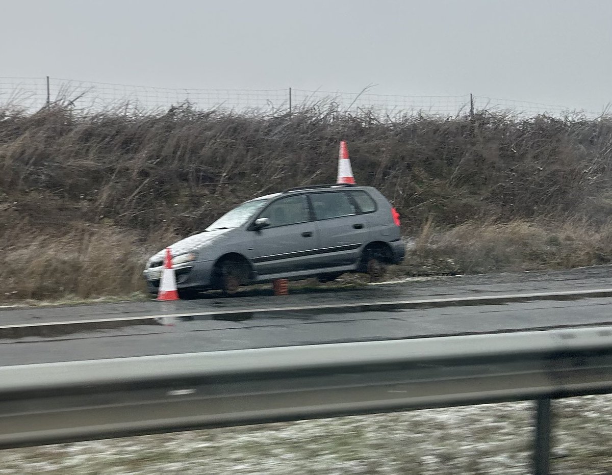 _victza's tweet image. este no pone una sino 2 balizas, la seguridad ante todo