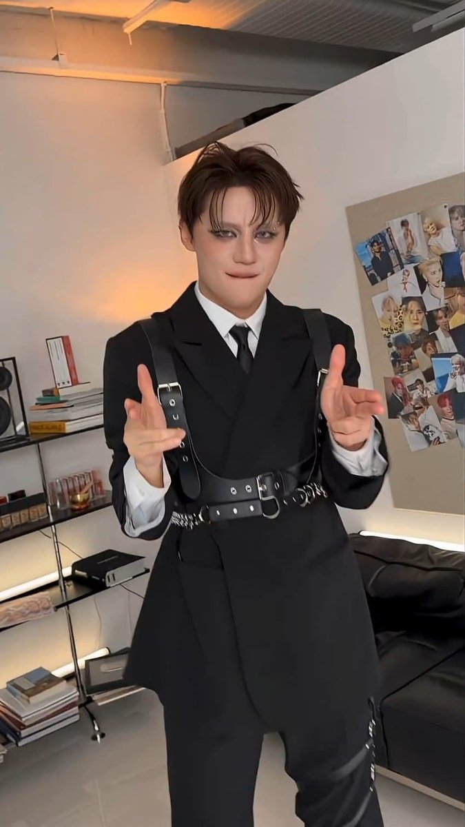 오빠 허벅지에도 벨트를 차신거세요..?