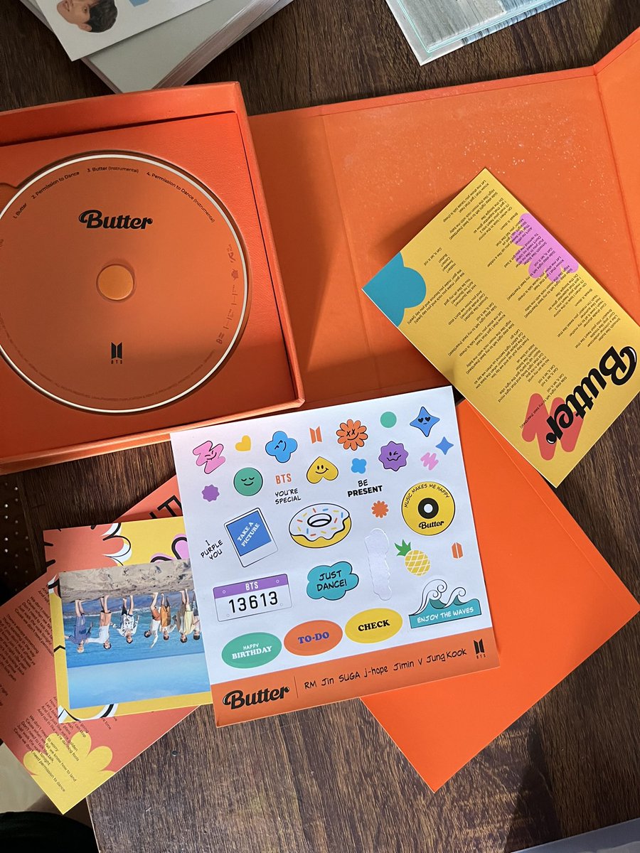 bubleisme's tweet photo. WTS ALBUM BTS, boleh ditawar tawar karena aku ga tau harga pasarannya huhu T_T 

#zonauangᅠ #zonajajan️️ #zonakpop #BTS https://t.co/agaD03fWT2