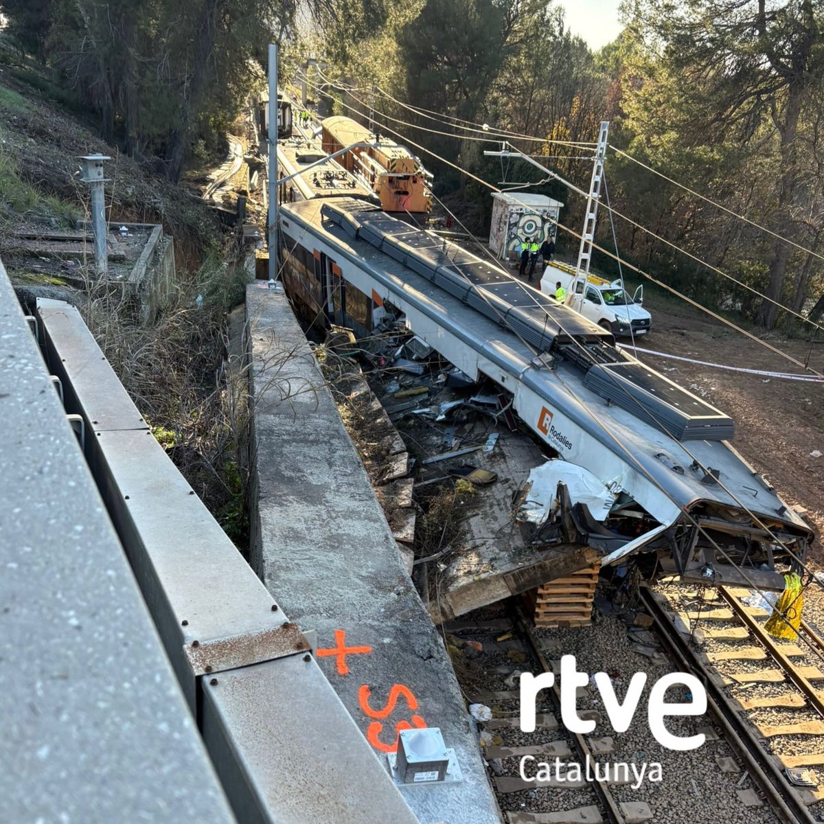 🚆 Una imatge inèdita confirma que el mur de l’AP-7 va caure just quan passava el tren de l’R4 a Gelida | <a href="/RTVECatalunya/">RTVE Catalunya</a> 

➕ Info: rtve.es/n/16907780