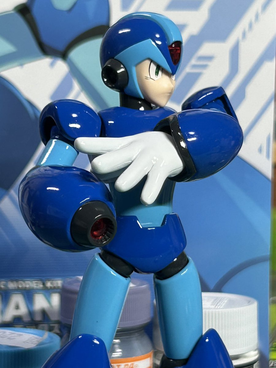 並走して作ったノーマルエックス塗装も終わって完成〜
可動域の事完全に忘れて塗装してたから肩上がらない…ポーズ取ると擦れちゃう…バチピタだったんだよぉぉ…忘れてた🫠
あと艶消しにするか有にするか悩んだ末にテカテカスーツにした！
#数寄屋橋れんげ