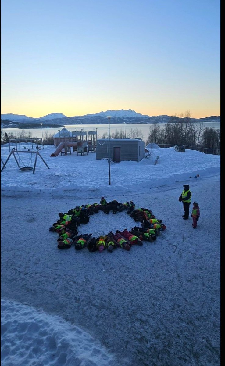 NorthernFrom's tweet image. Рубрика Моя работа. Сегодня был праздник Солнца. Старшие дети подготовили представление-сказку про солнце и северный  ветер, потом на улице изображали Солнце 😊☀️ Был праздничный обед и солнечные булочки на десерт. Хорошее завершение рабочей недели. Всем солнечных выходных. 👋