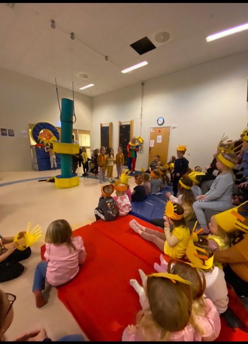 NorthernFrom's tweet image. Рубрика Моя работа. Сегодня был праздник Солнца. Старшие дети подготовили представление-сказку про солнце и северный  ветер, потом на улице изображали Солнце 😊☀️ Был праздничный обед и солнечные булочки на десерт. Хорошее завершение рабочей недели. Всем солнечных выходных. 👋