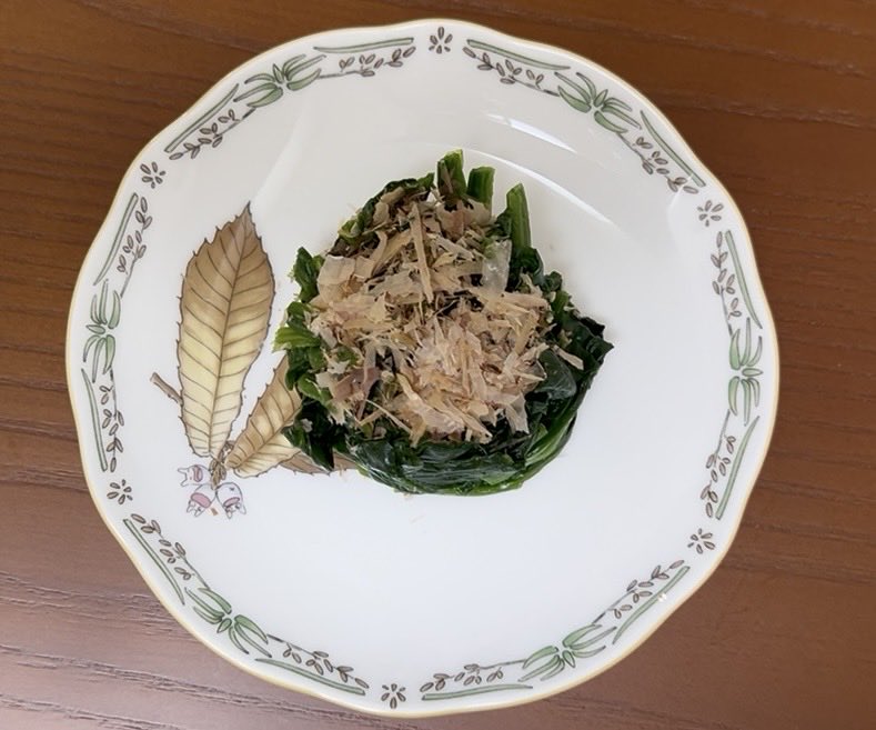 寒い1週間お疲れ様でした🍓冷え〜る日は🥶温かいのが良いので長ネギと鶏の変わり関東煮と🥬緑黄色パワーで免疫アップお浸し😸雪の影響で❄️北陸新幹線が🚅11分遅れただけでもホームで待っているのは寒くてしんどかったので😥寒波後半戦の今日明日ご用の無い方は🍊家でぬくぬくしてる方が良いかも〜🥳