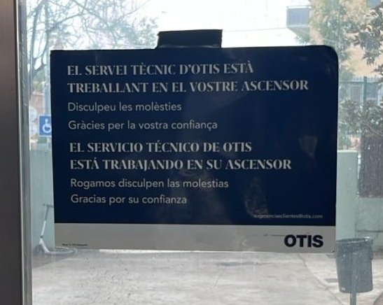 Hola <a href="/OtisElevatorCo/">Otis Elevator Co.</a> fa dues setmanes que aquest ascensor està espatllat.
Es tracta d'una escola pública on hi ha dos alumnes en cadira de rodes.
Està clar que el servei que oferiu és un desastre