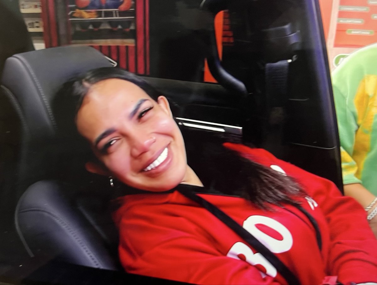 El rostro de la resiliencia, de la fe contra todo pronóstico. Yohana Beato, ganadora del concurso modalidad reality “El Último en Quitar la Mano Se Queda Con Una Jeepeta del Año”, realizado por Santiago Matías, Alofoke Media Group. Mi admiración y respeto por esta guerrera que