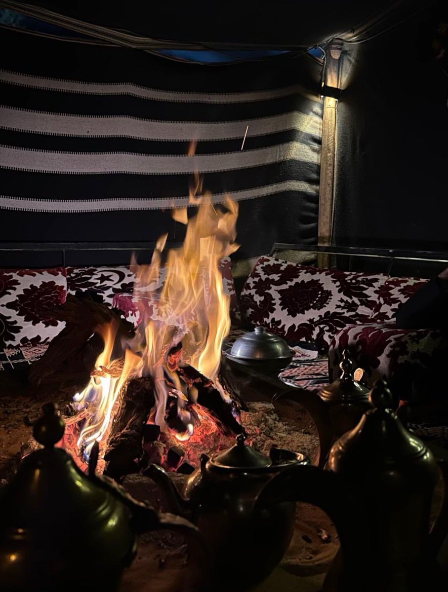 -

بعد ما قصر صوته ودنّق ودمعه طاح
عرفت الكلام اللي عجز عنه لسانه 

تركته على باب المفارق ورحت وراح
مثل ما تركت الناس هذي على شانه

.

#مساء الخير