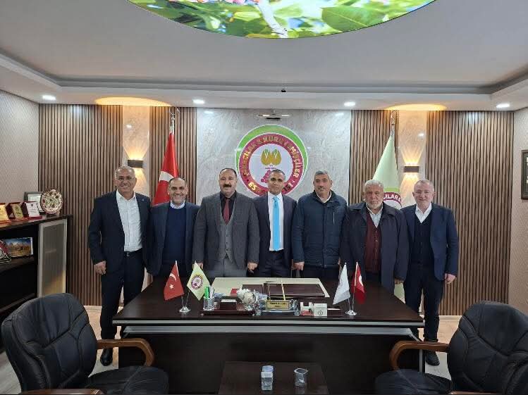 Bugün yapılan Şanlıurfa Şıracılar ve kuruyemişçiler odası seçimli olağan seçiminde güven tazeleyen Kıymetli kardeşim sn Ahmet Aslan ve 
yönetimini tebrik eder başarılar dileriz. 
<a href="/hasansildak/">Hasan ŞILDAK</a> <a href="/mehmetkayastb/">Mehmet Kaya</a> <a href="/isakizildemir/">İSA KIZILDEMİR</a> <a href="/yusufkilicTR/">Yusuf KILIÇ</a>