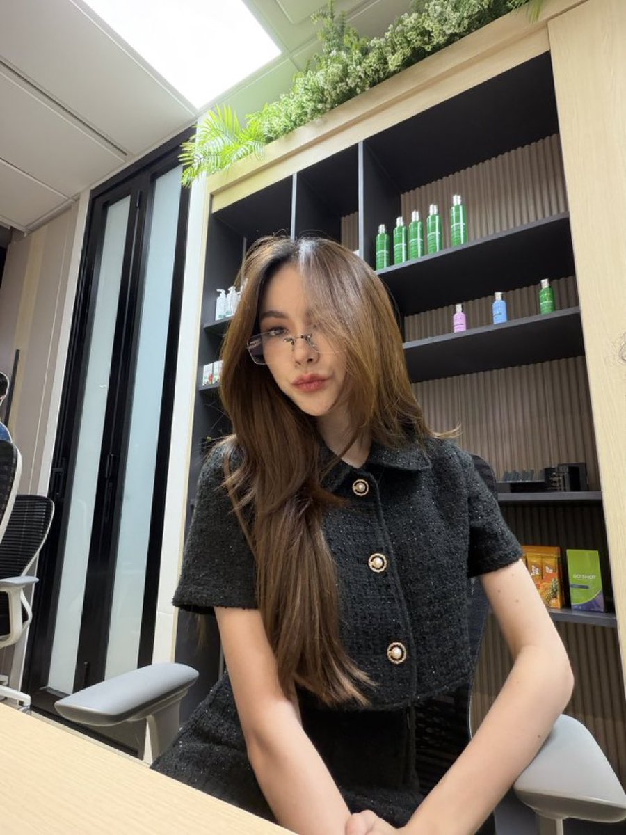 cfchafa's tweet image. ชาล็อตกลับมาลุคนี้อีกได้มั้ย ไดร์ตรงมันคือ no.1 ในใจเราอยู่ละ แล้วใส่แว่นอีก เป็นบ้าได้เลย