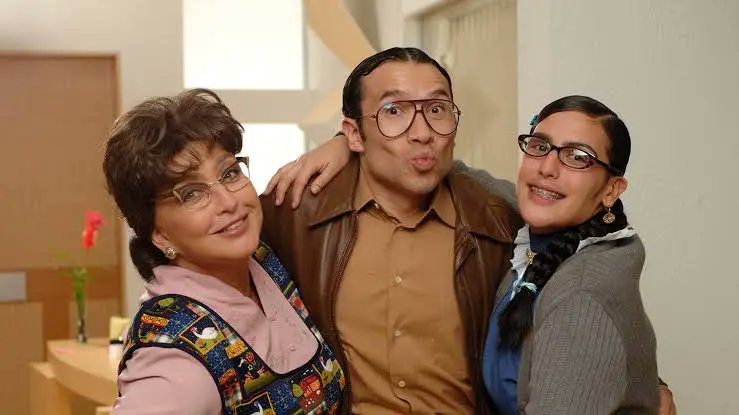 EmmanuelMiRo8's tweet photo. 📺✨ #UnDíaComoHoy, pero de 2006 (hace 20 años), se transmitía el primer capítulo de " #LaFeaMasBella" más bella, una de las telenovelas más queridas de la televisión mexicana, producida por #RosyOcampo y protagonizada por #AngélicaVale y #JaimeCamil.
🤔¿La recuerdas? https://t.co/Gwj7dbNuJM