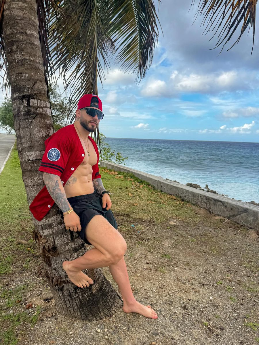 thetopshelfmen's tweet image. i'm so thirsty i need to grab onto this wood and take a sip