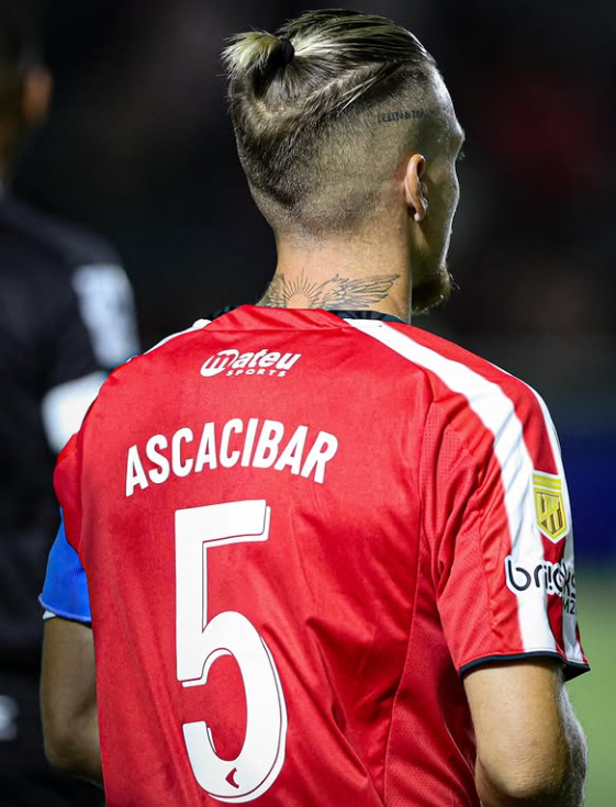 Repito: el jugador a traer en este mercado de pases es Santiago Ascacibar. Personalidad, marca, despliegue, llegada al área, gol, experiencia jugando Copa Libertadores. Un salto de calidad. Lo que se dice jerarquía. Tiene que ponerse nuestra camiseta.