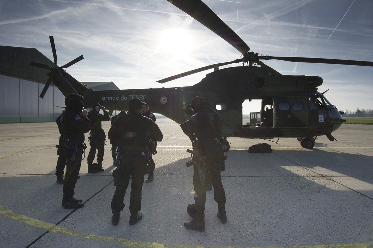 ZDS_Paris's tweet photo. Les réservistes du centre opérationnel de la Délégation Militaire Départementale 78 au Groupement Interarmées d'Hélicoptères. 

Les démonstrations ont permis à chacun de prendre la pleine mesure des capacités opérationnelles de cette unité qui fête cette année ses 2️⃣0️⃣ ans. https://t.co/48Ttbyn2Q2