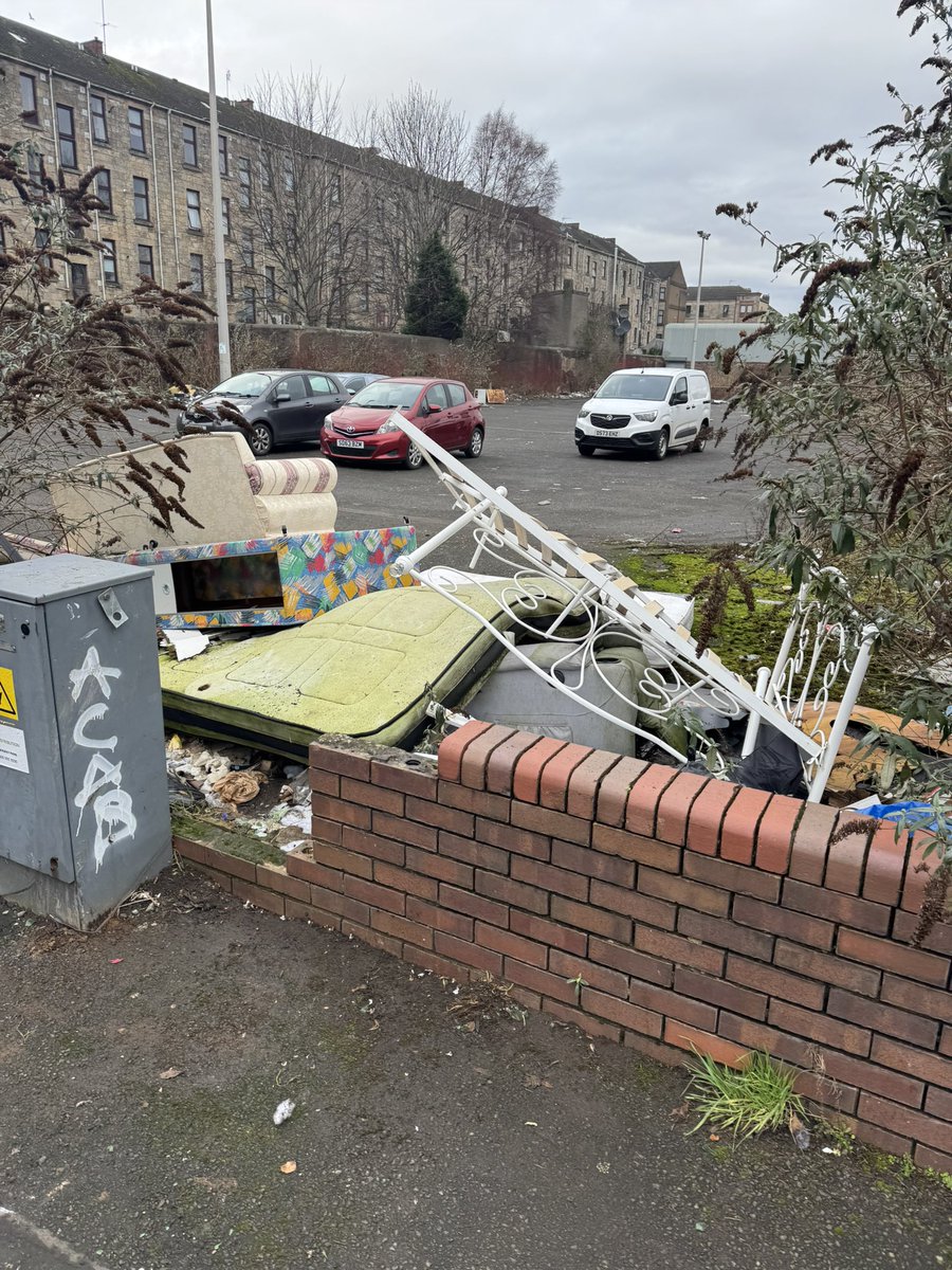 StevenSRM1's tweet photo. Allander Street, Possilpark. Been like this for over 2 weeks now @GlasgowCC https://t.co/IHzUWnGdHj