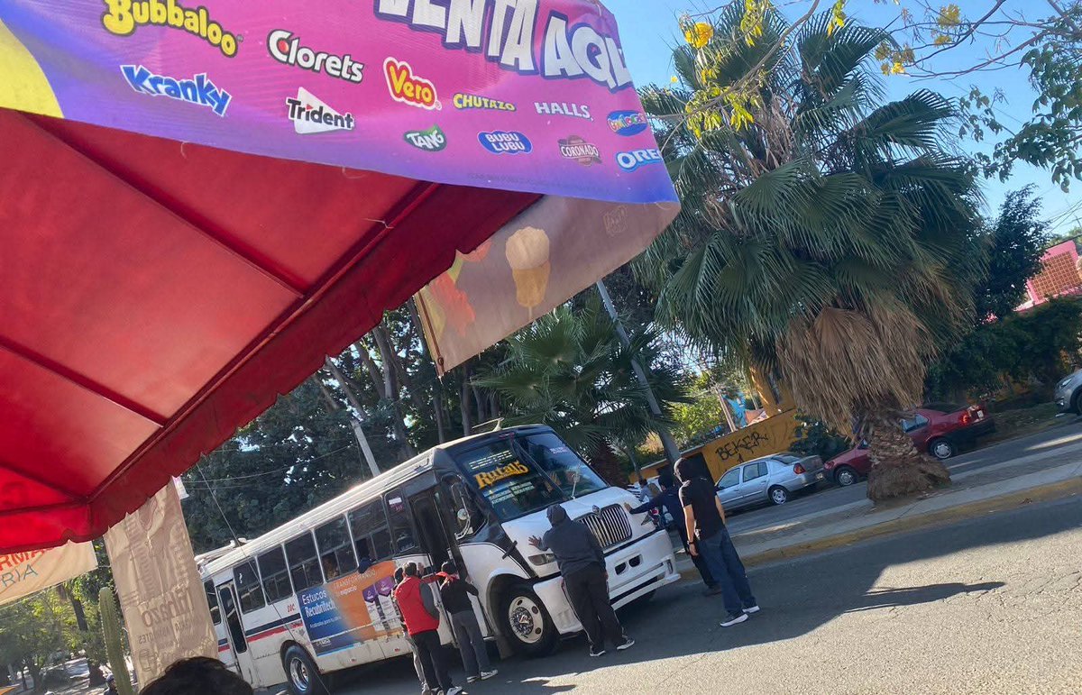 Imagen_Oax's tweet image. #FOTOREPORTE 📸 |  Normalistas toman camiones en Infonavit 1º de Mayo, Oaxaca

➡️ Estudiantes normalistas realizan la toma de camiones en la unidad habitacional Infonavit 1º de Mayo, en la ciudad capital de Oaxacade Juárez, #Oaxaca, lo que genera afectaciones viales en la zona.