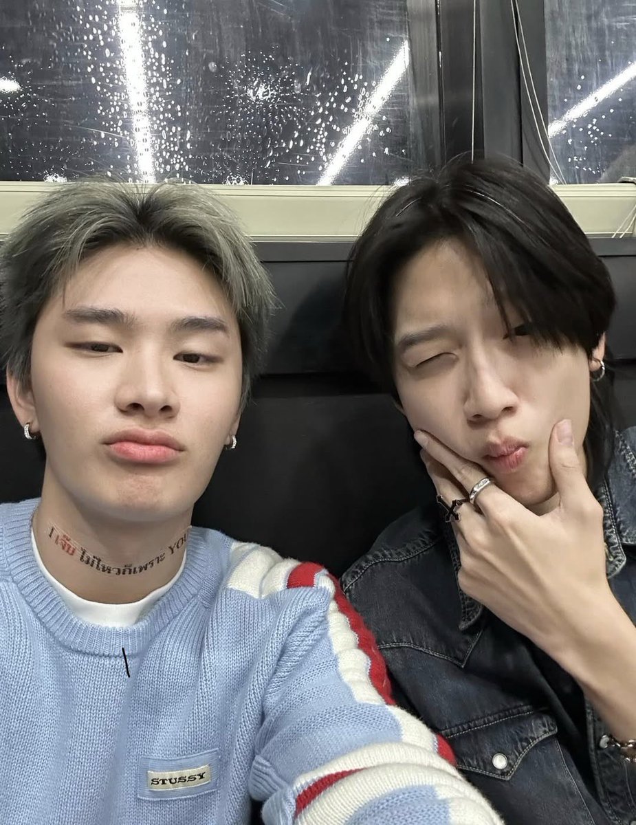 pang_sophak's tweet image. รูปคู่มัน Flip อยู่นะ สังเกตุจากลอยสักที่คอ และ  Logo เสื้อไทย ตนส กลับด้าน เน๊กเลยอยู่ขวา แต่ถ้ากลับด้านให้ถูกเน๊กอยู่ซ้ายทันที เพราหลงรักคนยืนข้างซ้ายตรง ที่ 9 นาฬิกาาาาาาาา 🥲

จบ #THAIchayanon #NEXnattakit