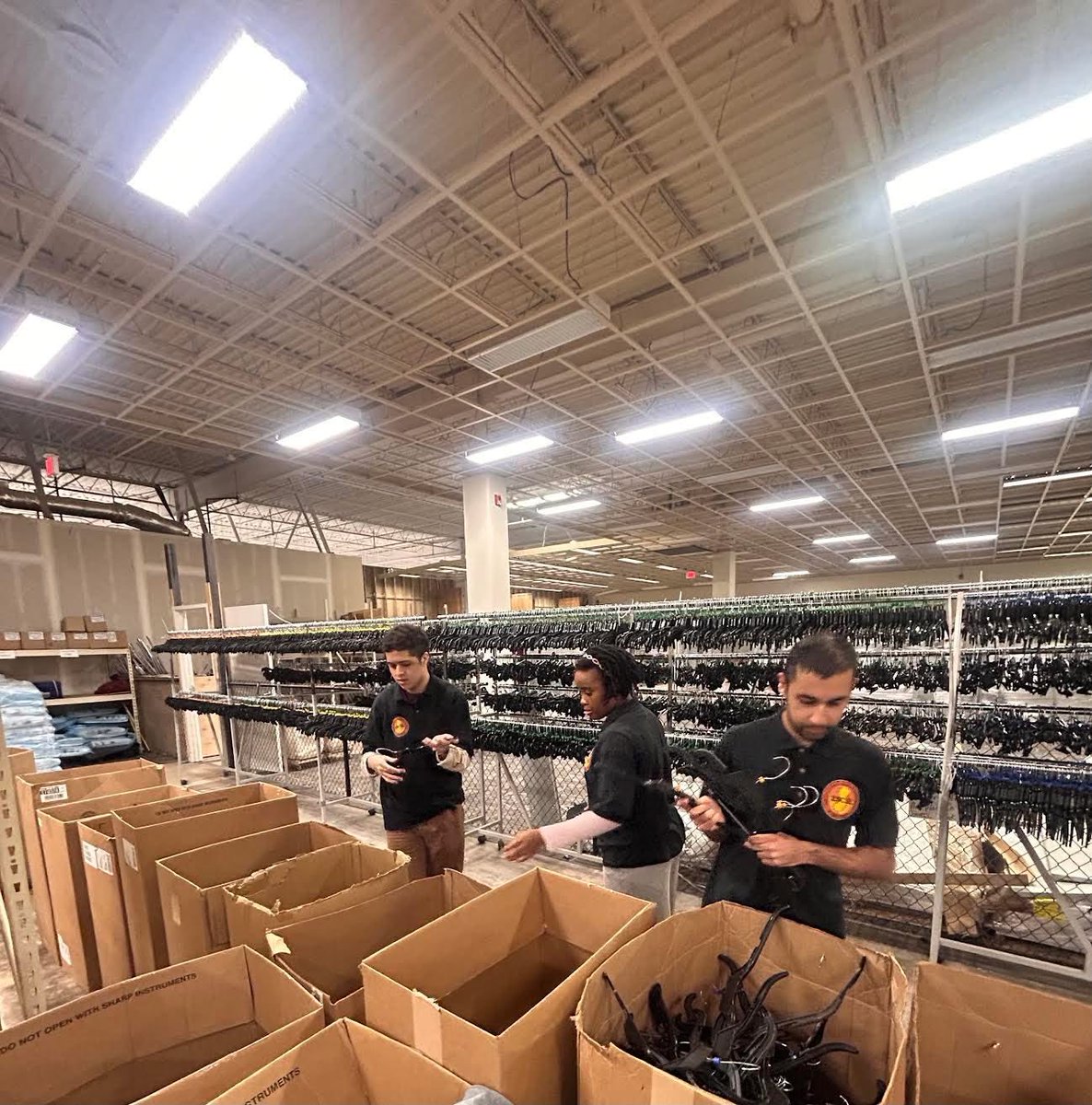 ESCofNJ's tweet photo. FFA students hard at work volunteering at local businesses!

#ESCNJ #FFANJ https://t.co/s09q4iJ4b5