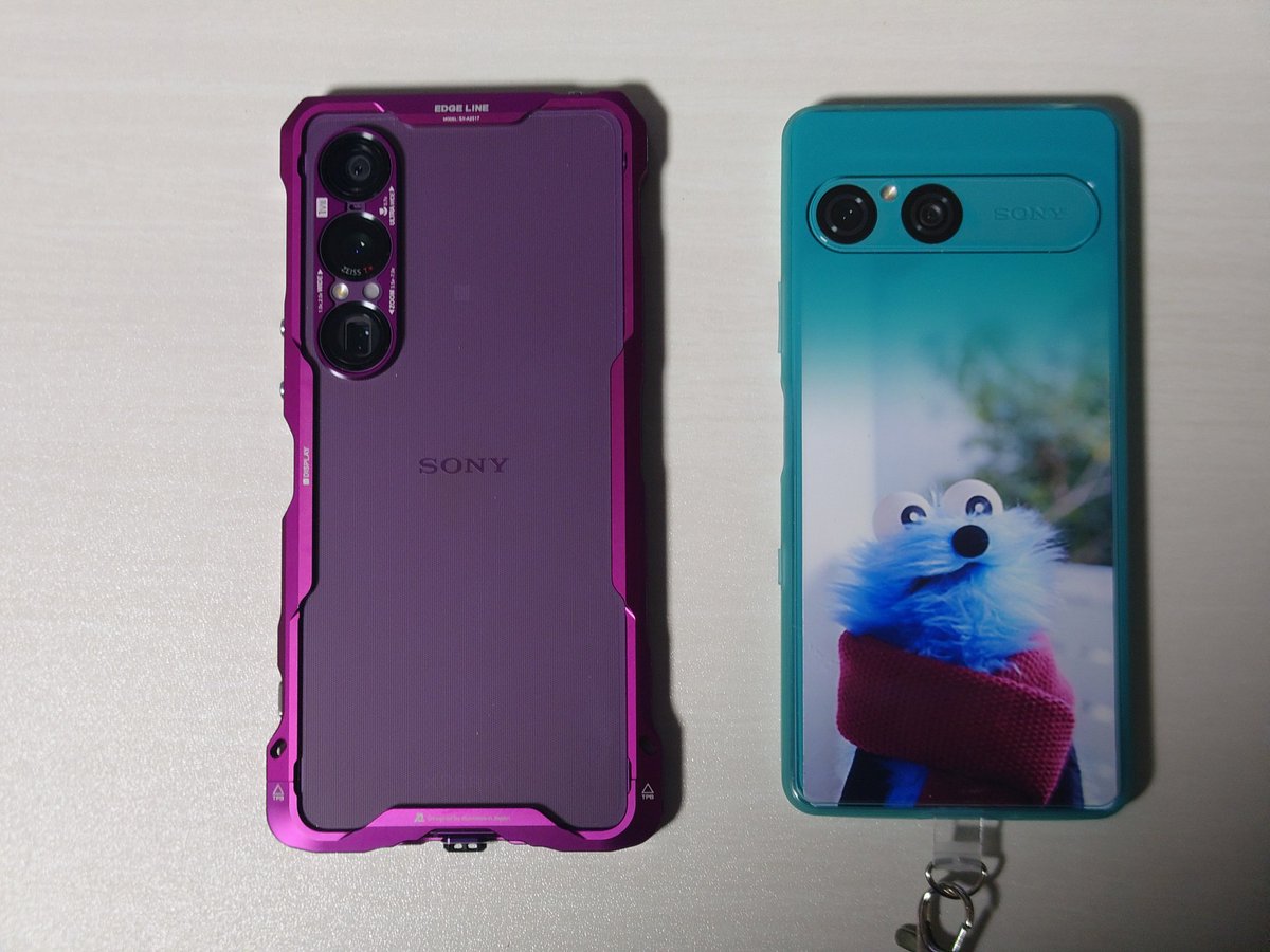 グレードこそ違いますが、使用者でこんなにも方向性が変わりますね。
左が自分用、右が妻用です。
妻用Xperiaは、コマンドなどでカスタマイズしない安定仕様です。
自分のは、コマンドでゴリゴリのカスタム仕様。

#Xperia
#Xperia1VII
#Xperia10VII
#非公式魔王軍XPERIA部
#魔王魂 #森田交一 #魔王軍