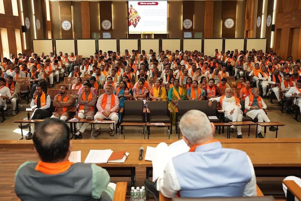 DrPrashantkorat's tweet photo. આજે 'શ્રી કમલમ્' ખાતે પ્રદેશ અધ્���ક્ષ શ્રી @iJagdishBJP જીની અધ્યક્ષતા અને સંગઠન મહામંત્રી શ્રી @ratnakar273 જીની ગરિમામય ઉપસ્થિતિમાં 'વિકસિત ભારત - જી રામ જી' જનજાગરણ અભિયાનની કાર્યશાળામાં સહભાગી થયો.

આ અભિયાનના માધ્યમથી ખેડૂતો અને શ્રમિક ભાઈ-બહેનો સુધી કલ્યાણકારી યોજનાઓના લાભ પહોંચાડી 'વિકસિત ભારત'ના સંકલ્પને સિદ્ધ કરવા અમે કટિબદ્ધ છીએ.